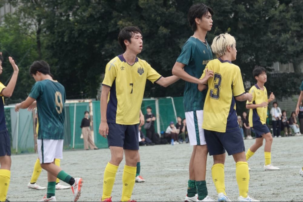 最終ラインを牽引した1年生CBの坂次(7番)【写真:編集部】