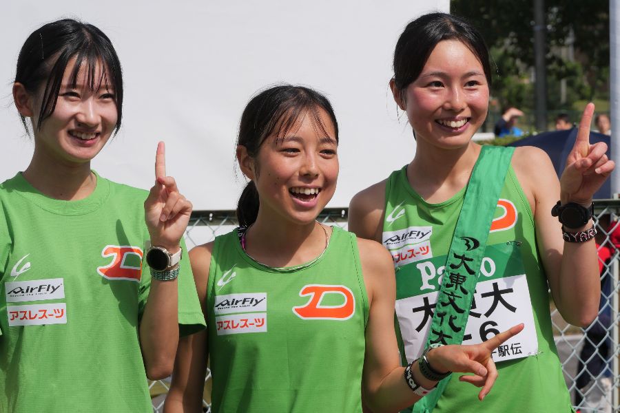 関東大学女子駅伝の4連覇を達成し、笑顔の左から大東文化大・平尾暁絵、野田真理耶、塩崎彩理【写真：上田悠太】
