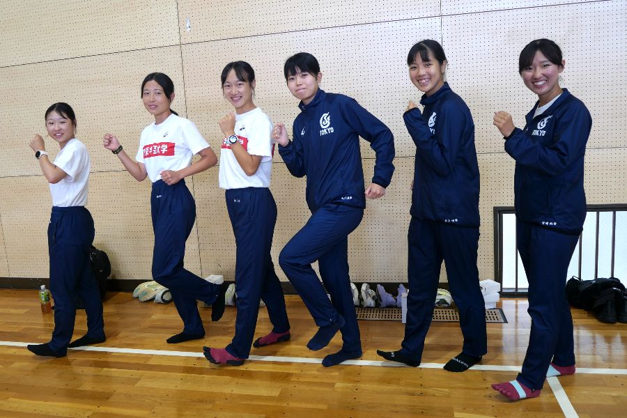 関東大学女子駅伝の閉会式後、笑顔を見せる東京学芸大の6選手。右から順に1区から宮崎絢香、井上咲希、大川真歩、宮下紫乃、河村こころ、西山こと乃【写真:上田悠太】