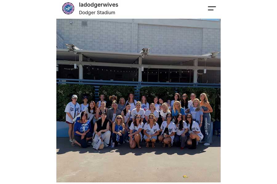 ドジャースの地区シリーズ第1戦前に夫人会で集合写真（画像は夫人会公式インスタグラムのスクリーンショット）