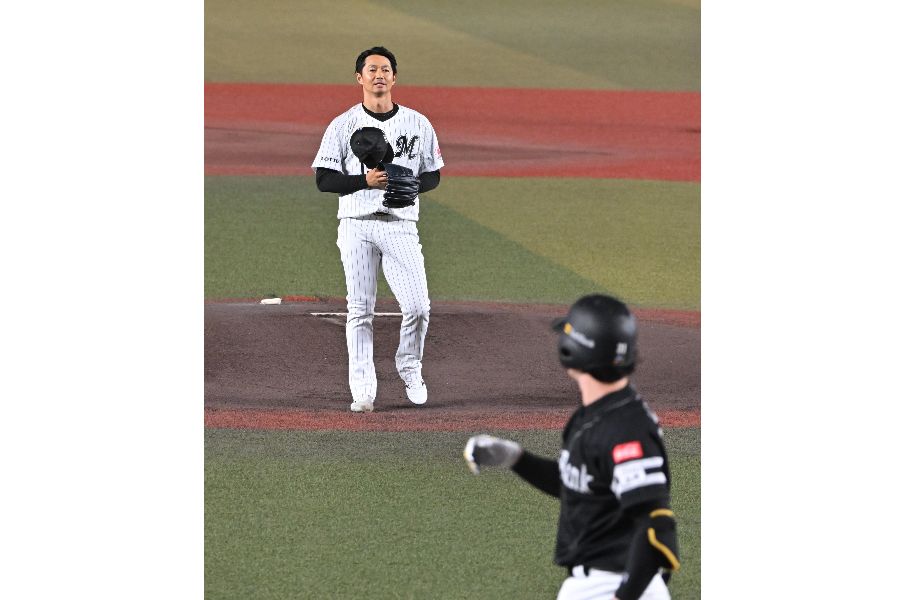 先頭打者の正木(右)を空振り三振に切って交代となったロッテ・唐川侑己【写真:産経新聞社】