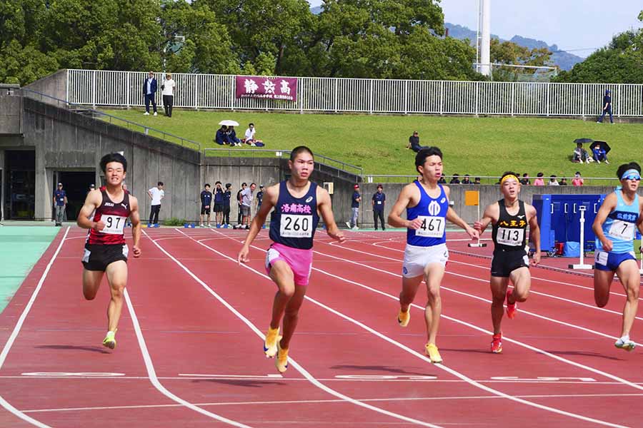 陸上のU20日本選手権男子200メートル予選4組を1着でフィニッシュした洛南高・後藤大樹(ゼッケン260)【写真:編集部】