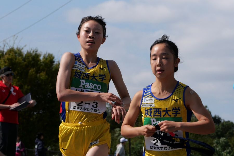 関東大学女子駅伝で城西大の4区・本澤美桜(右)にタスキを渡す本間香【写真:上田悠太】