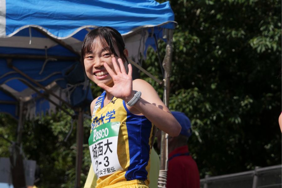 関東大学女子駅伝の3区を走る前に笑顔を見せる城西大・本間香【写真:上田悠太】