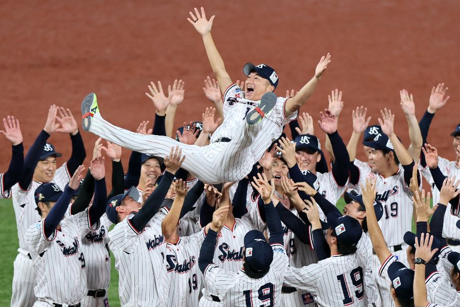 引退セレモニーで胴上げされるヤクルトの石川雅規【写真:産経新聞社】