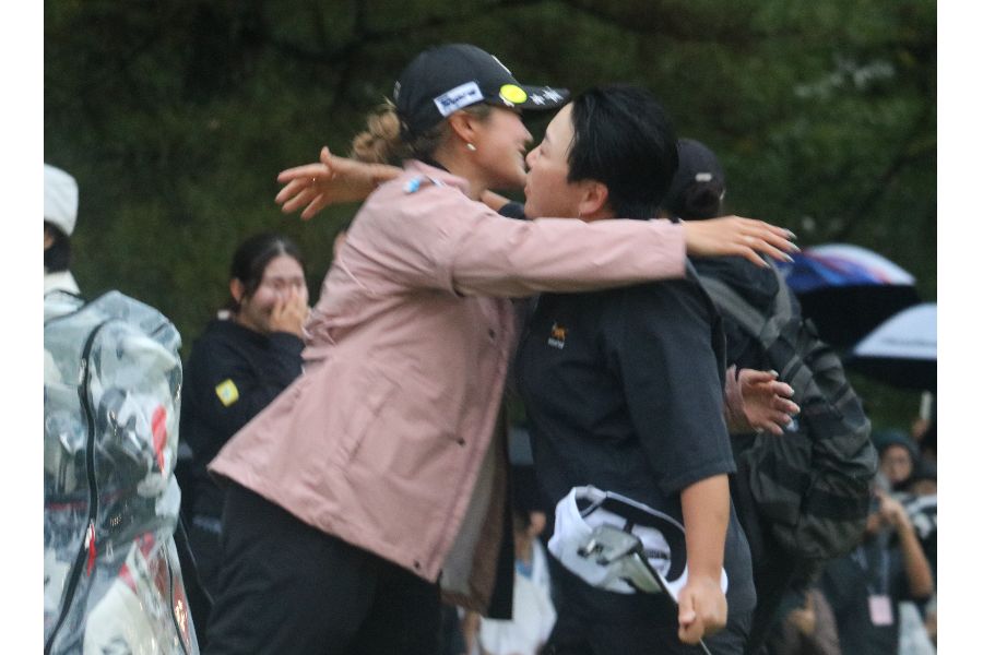 決着後に抱き合った桑木(左)と申【写真:柳田通斉】