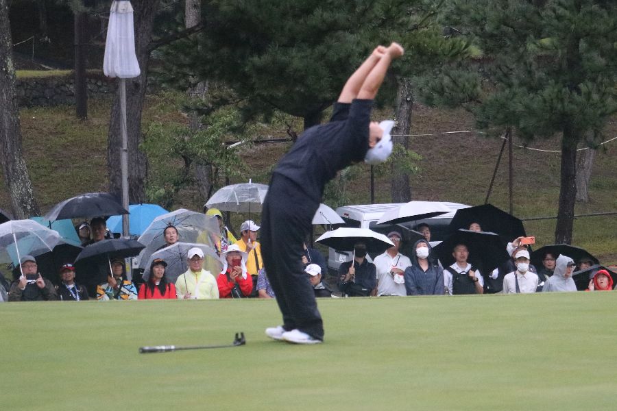 優勝を決め、両手を突き上げた申ジエ【写真:柳田通斉】