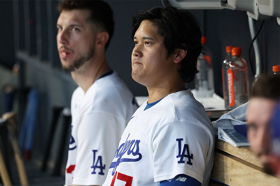 地区シリーズ第2戦は4打数1安打2三振だったドジャース・大谷翔平(右)【写真:ロイター】