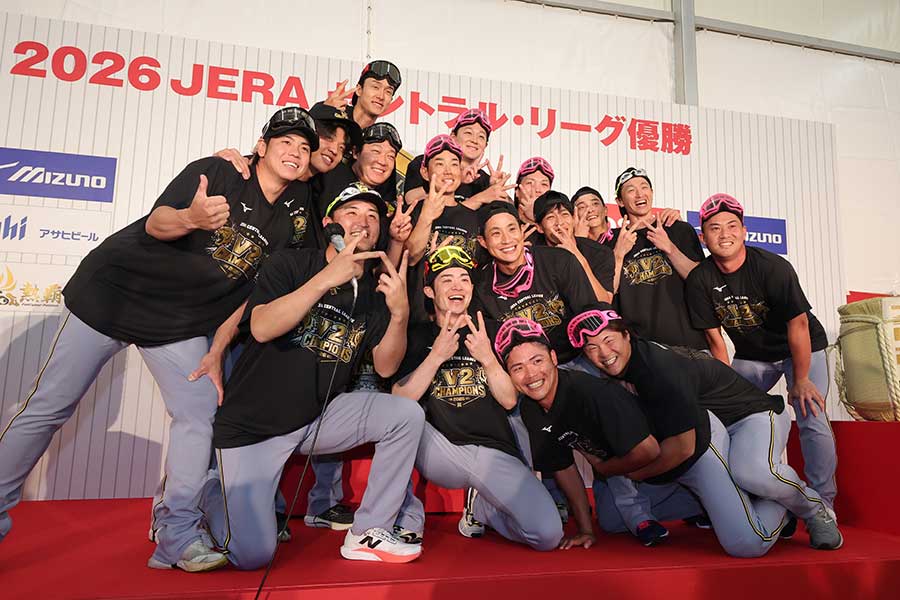 球団史上初の連覇を達成した阪神ナイン【写真：産経新聞社】