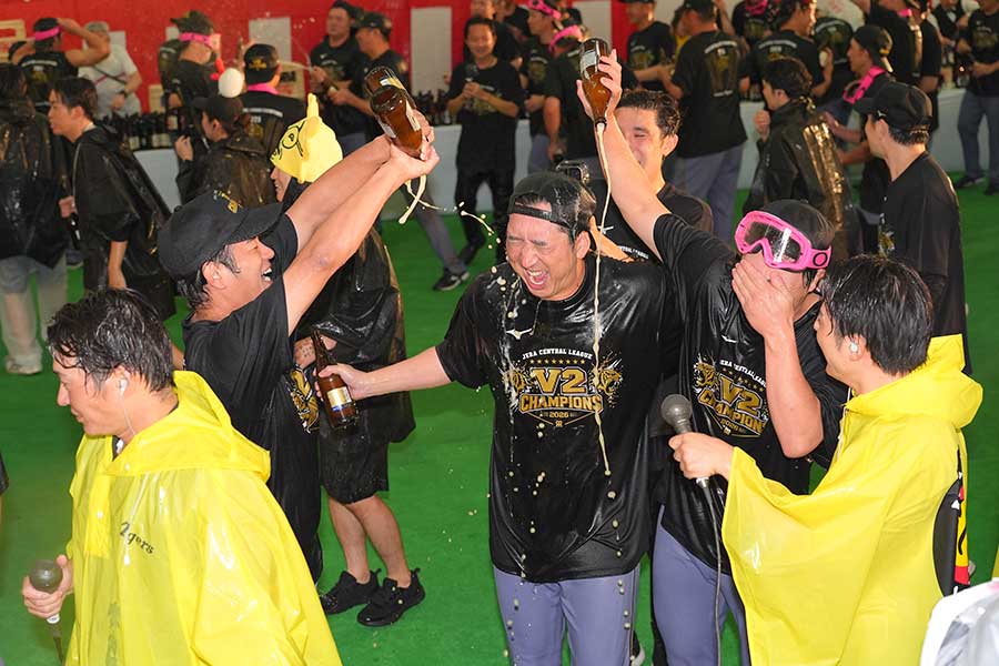 球団史上初の連覇を達成した藤川球児監督【写真：産経新聞社】