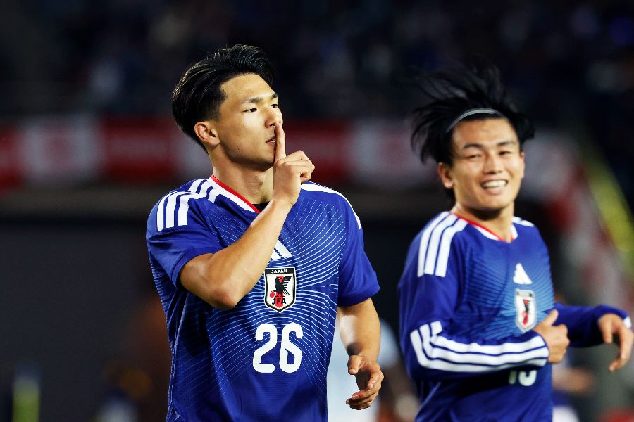 サッカー日本代表のFW塩貝健人(左)【写真:なかしまだいすけ/アフロ】
