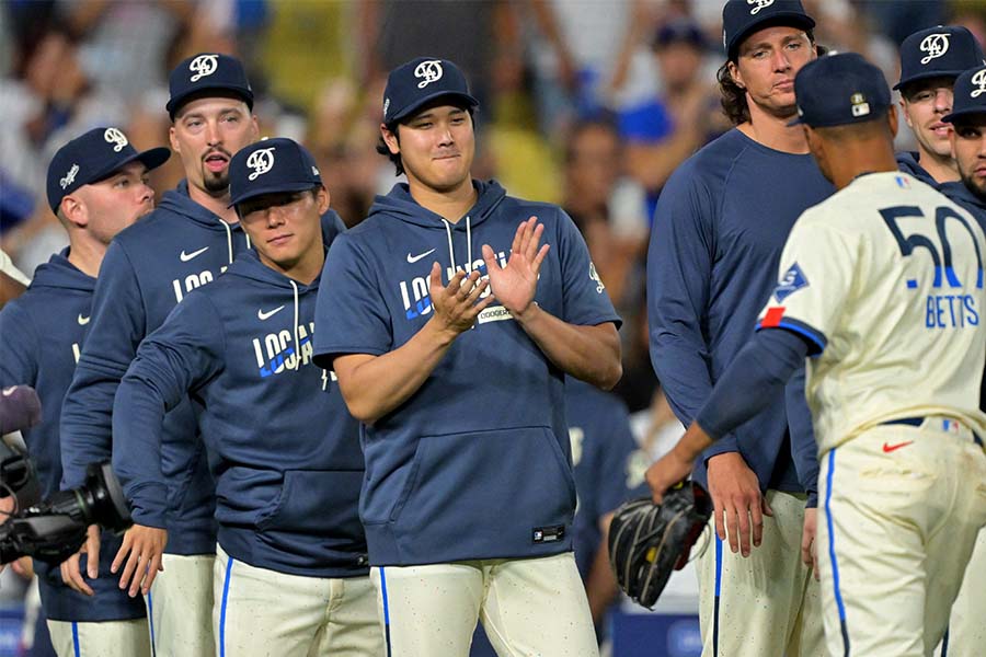 大谷翔平(中央)らドジャースナイン【写真:ロイター】