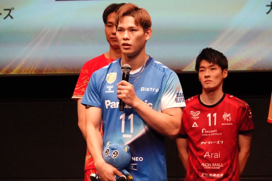 西田有志の手には「パピネス」のぬいぐるみがあった【写真：鉾久真大】