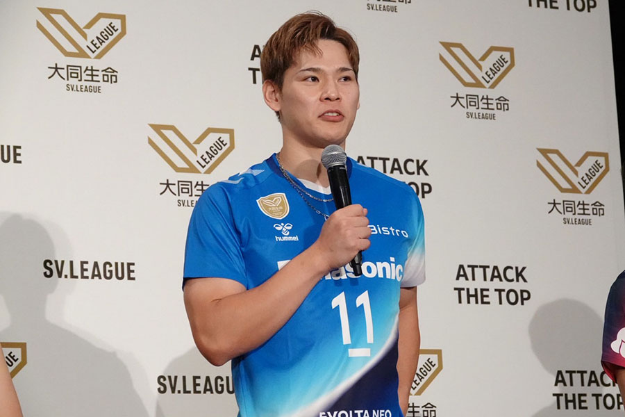 西田有志の隣に現れたのは…【写真：鉾久真大】