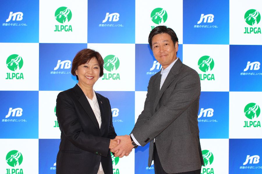 契約締結で握手を交わすJLPGA・小林浩美会長(左)JTB ・青海友社長【写真提供:株式会社JTB】
