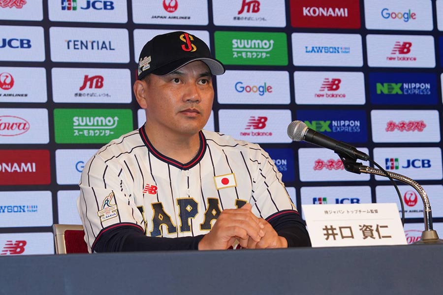 会見を行った井口資仁監督【写真:井上学】