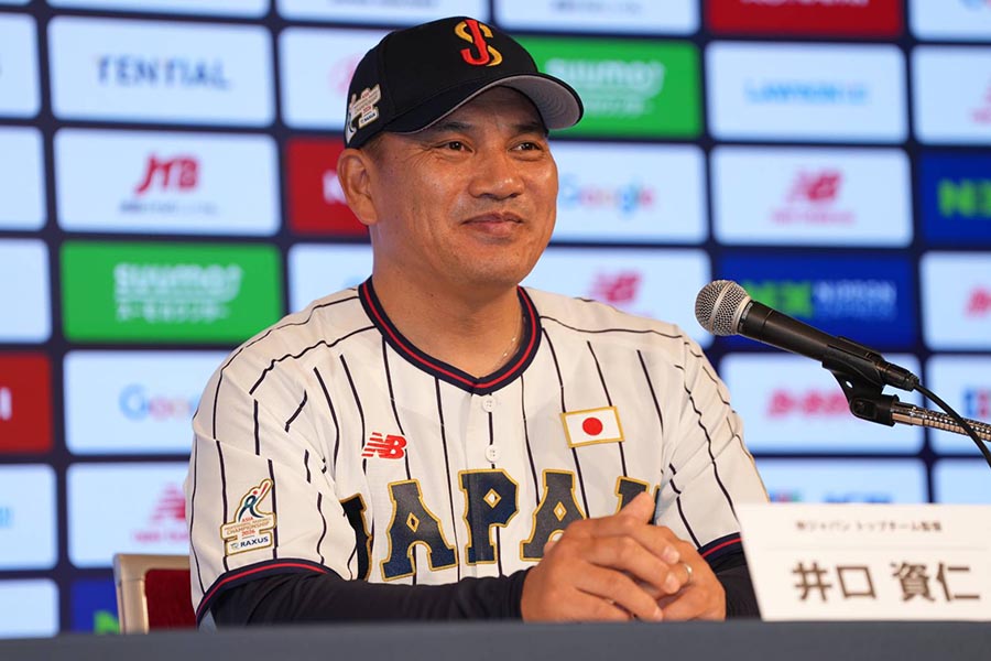 会見を行った井口資仁監督【写真:井上学】