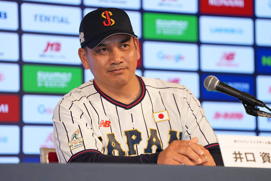 会見を行った井口資仁監督【写真:井上学】