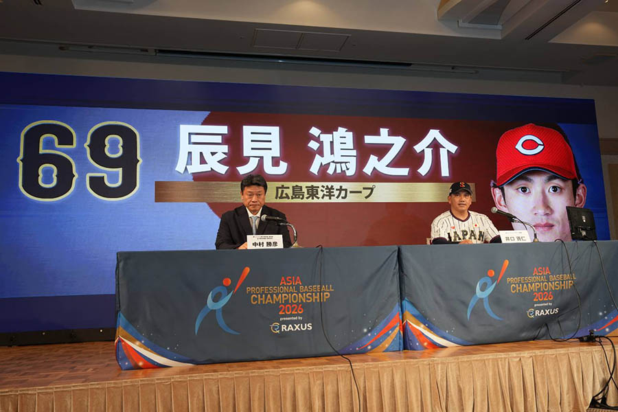 会見を行った井口資仁監督（右）とスクリーンに映し出された辰見【写真：井上学】