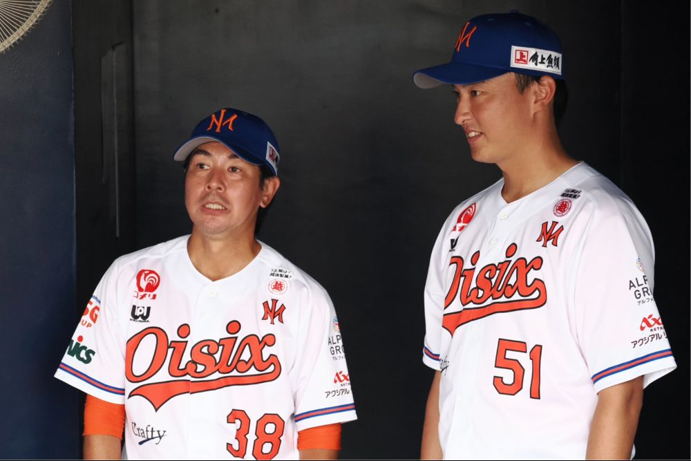 日本ハムではチームメートだった武田監督(左)に感謝する石川【写真:羽鳥慶太】