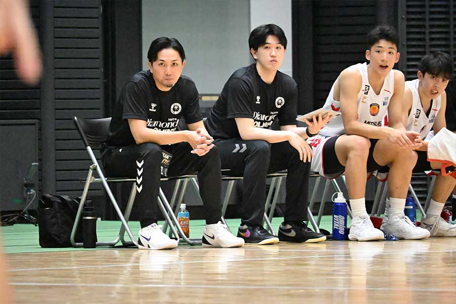 女子日本代表ACも歴任した名古屋D U18の小笠原真人HC（左端）ら【写真：長嶺真輝】