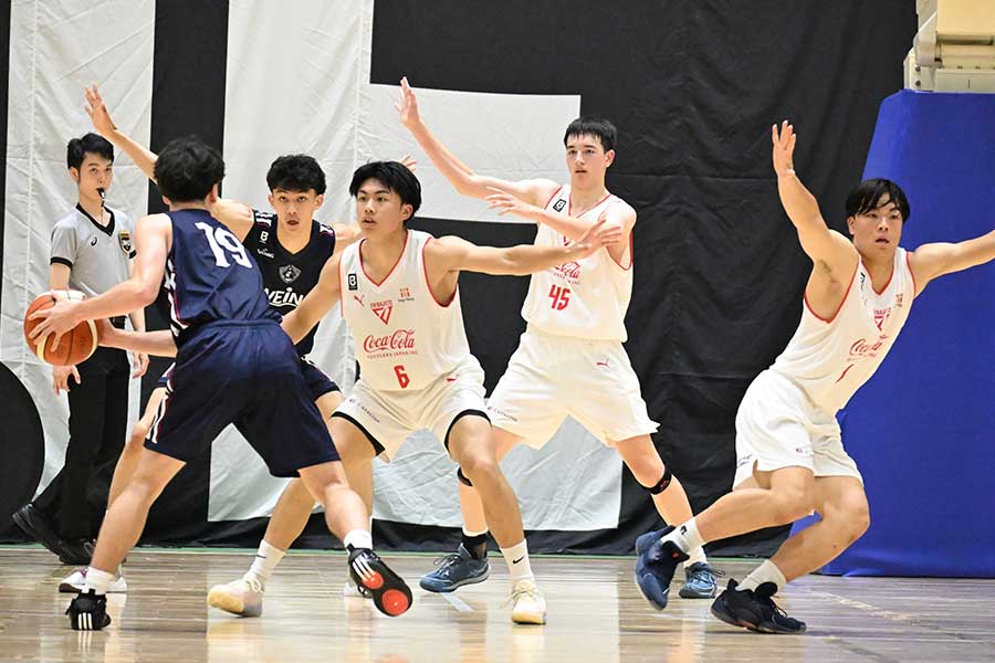 運動量豊富なディフェンスを武器に全勝を続ける千葉J U18のメンバー【写真：長嶺真輝】