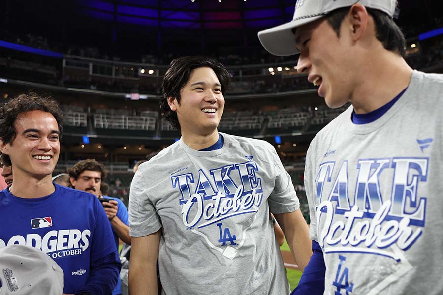 リーグ優勝決定シリーズ進出を決めたドジャースの大谷翔平（中央）【写真：ロイター】
