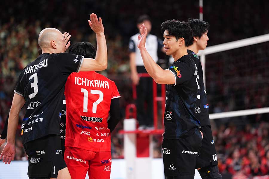 ウルフドッグス名古屋の深津英臣（左）と宮浦健人【写真：アフロスポーツ】