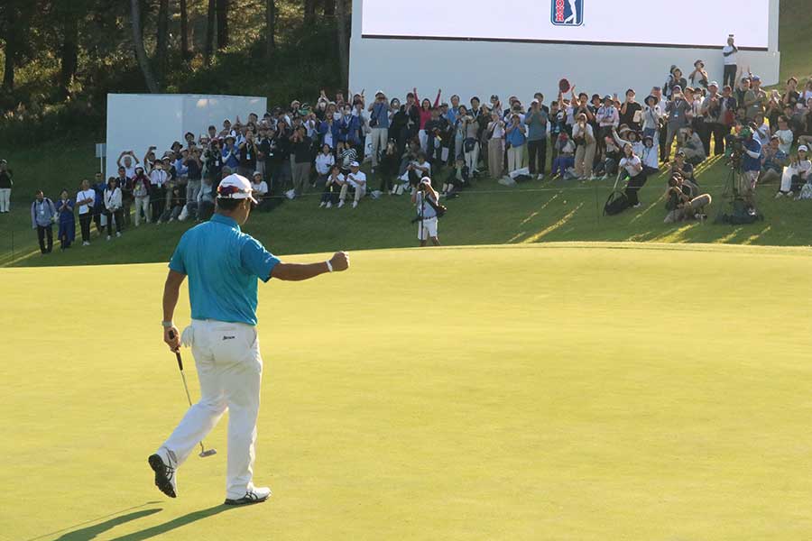 最終18番パー4。確信歩きのバーディーを決め、ガッツポーズの松山英樹【写真:柳田通斉】
