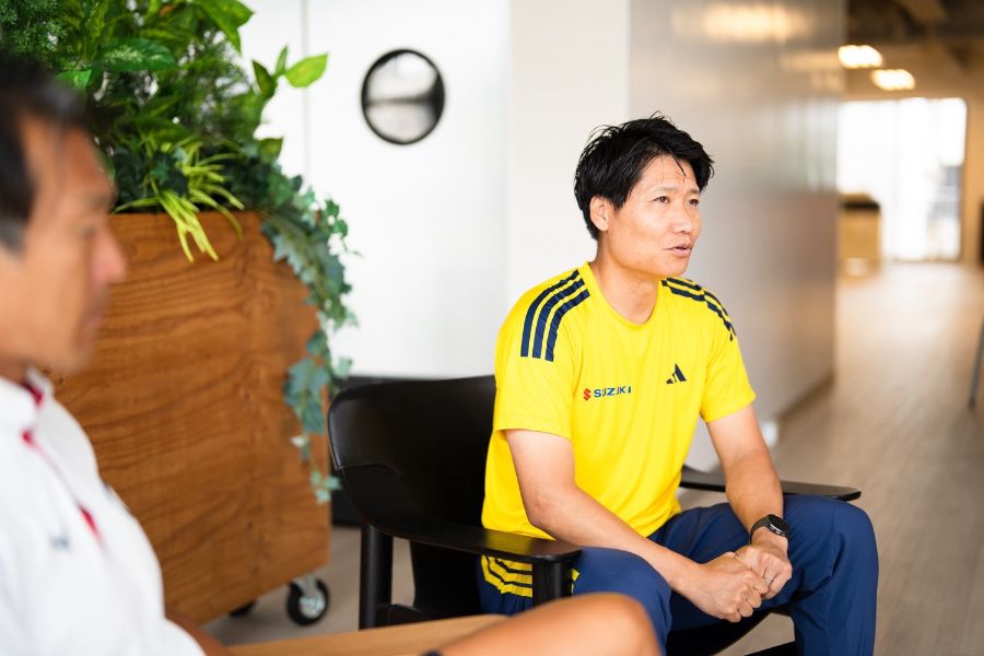THE ANSWERの取材に応じる中村氏(右)【写真:荒川祐史】