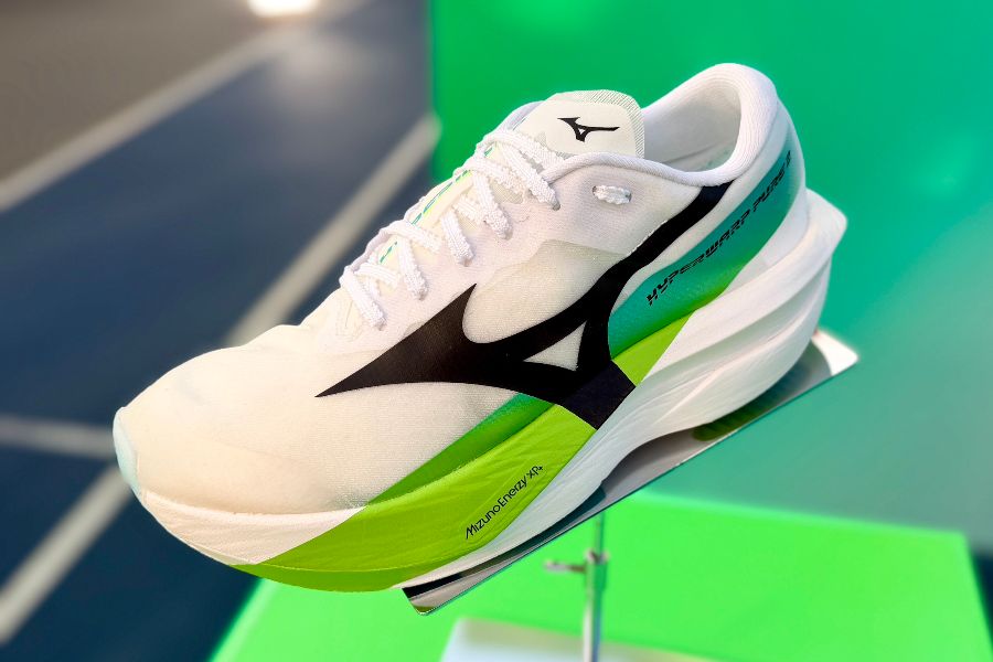 ミズノの新発売するエリートランナー向けシューズ「HYPERWARP PURE 2」【写真：上田悠太】