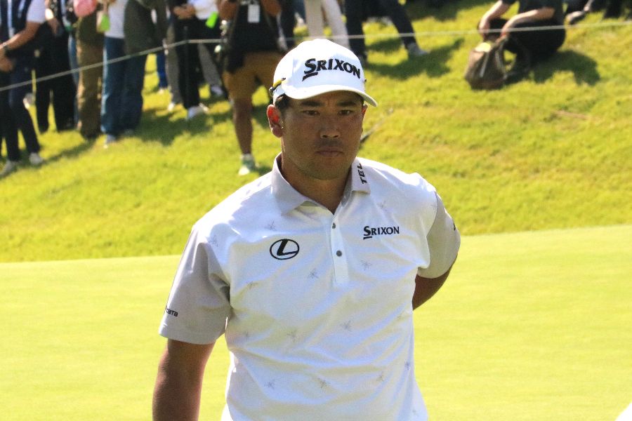 18番パー4でバーディーを奪った後、腰を触る松山英樹【写真:柳田通斉】