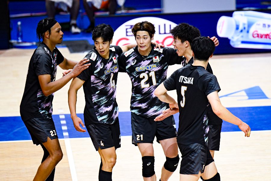 バレーボール男子日本代表の永露元稀（21番）【写真：中戸川知世】