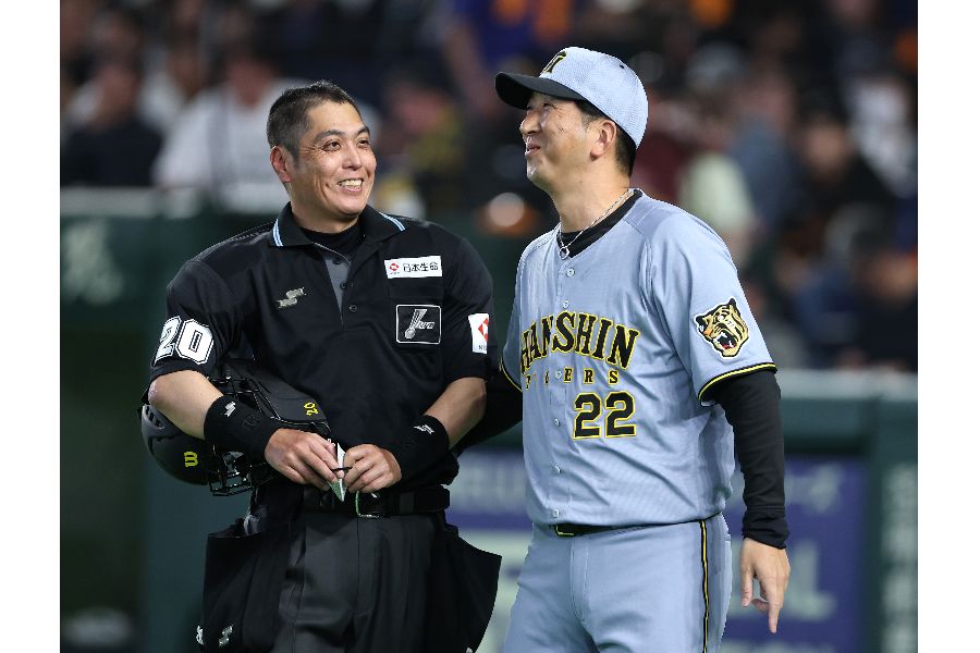 白井一行審判員(左)【写真:産経新聞社】