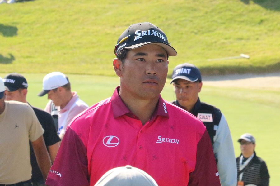 最終18番パー4をボギーで終え、疲れた表情の松山英樹【写真:柳田通斉】