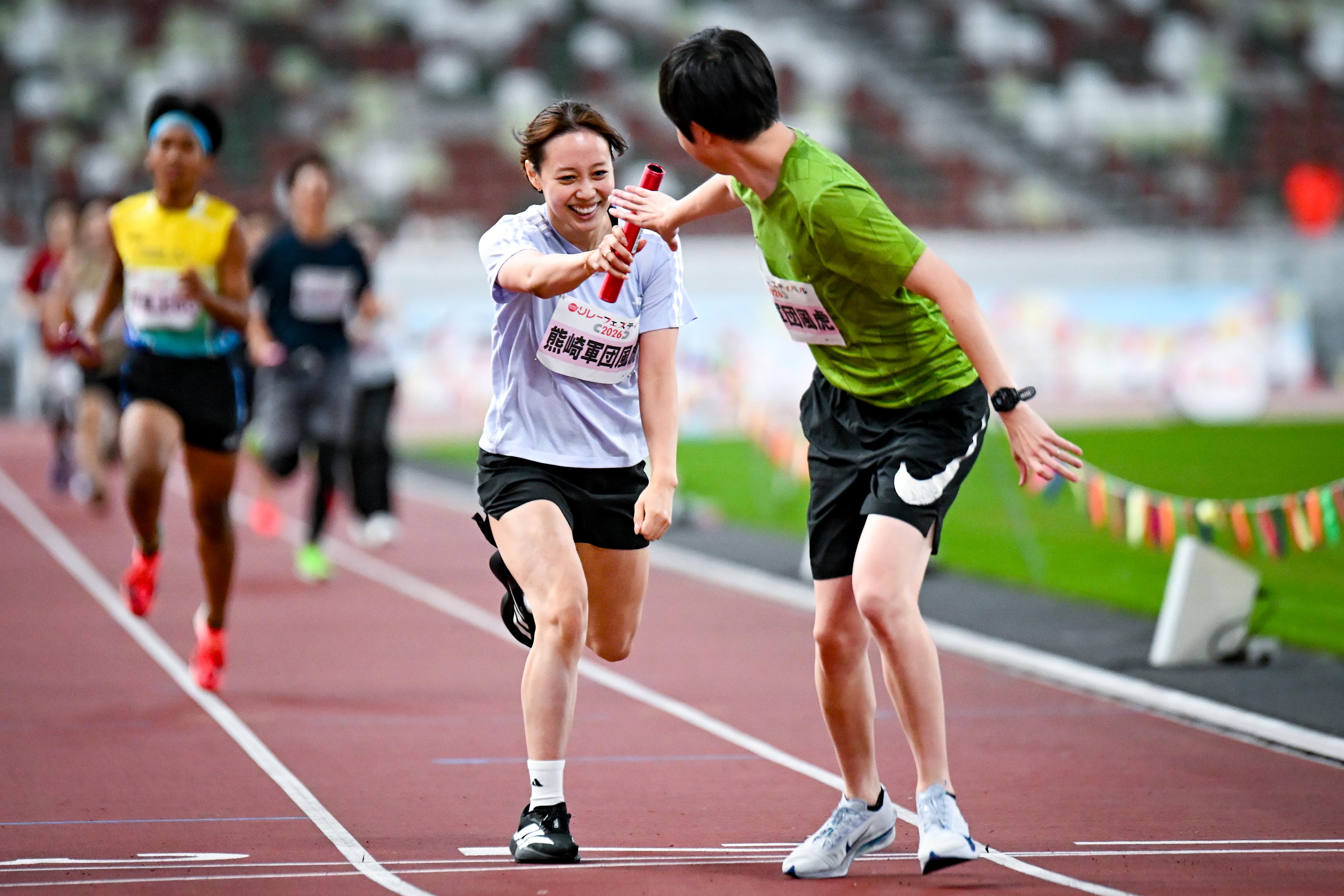 熊崎アナに必死にバトンを渡す今井月さん【写真：中戸川知世】