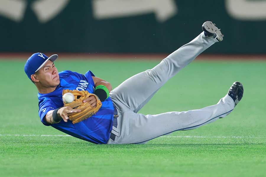 リチャードの打球を二塁へ送球するDeNA・成瀬脩人【写真:産経新聞社】