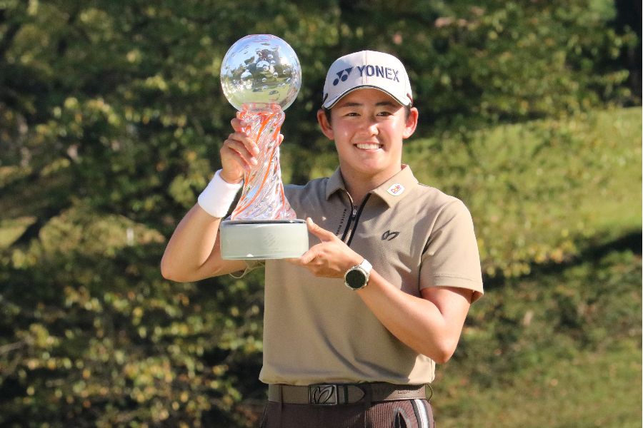 約2年ぶりにツアー7勝目を飾った岩井明愛【写真：柳田通斉】