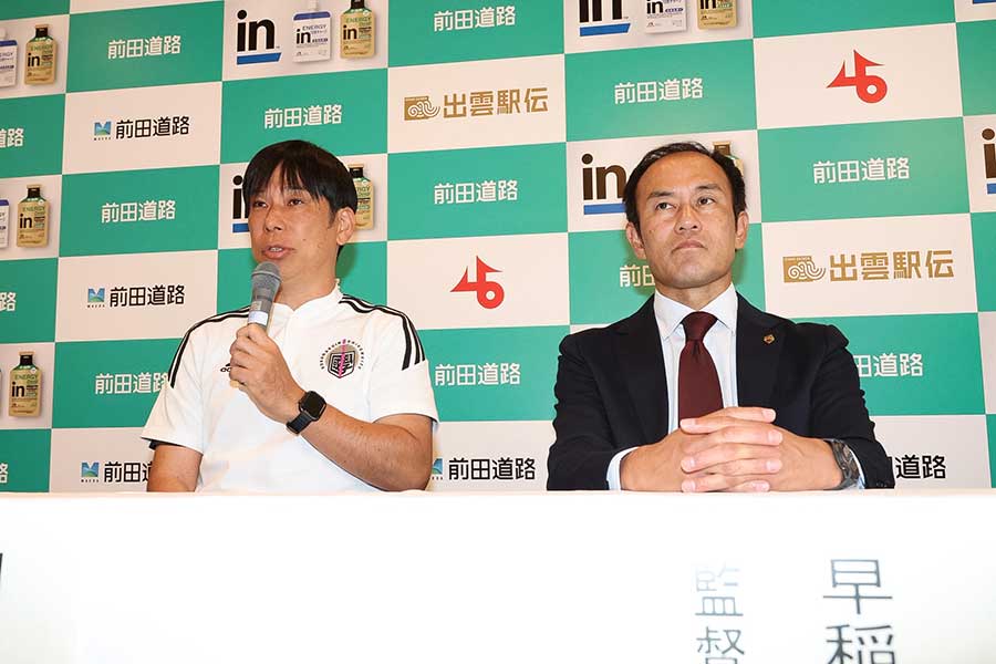 出雲駅伝の監督会見に出席した国学院大の前田康弘監督（左）と早稲田大の花田勝彦監督【写真：栗木一考】