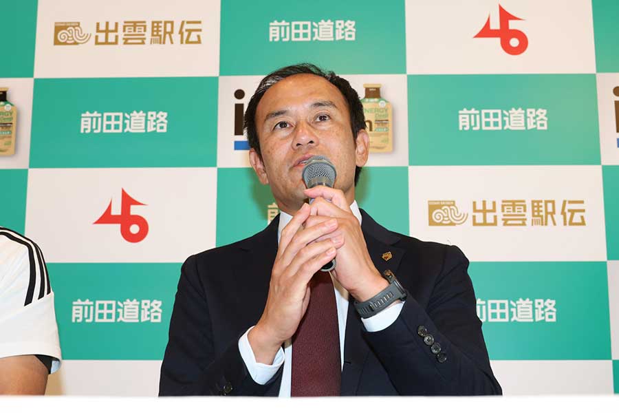 出雲駅伝の監督会見に出席した早稲田大の花田勝彦監督【写真：栗木一考】