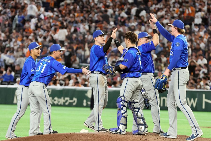 CSファイナル進出を決め、タッチを交わすDeNAナイン【写真:産経新聞社】