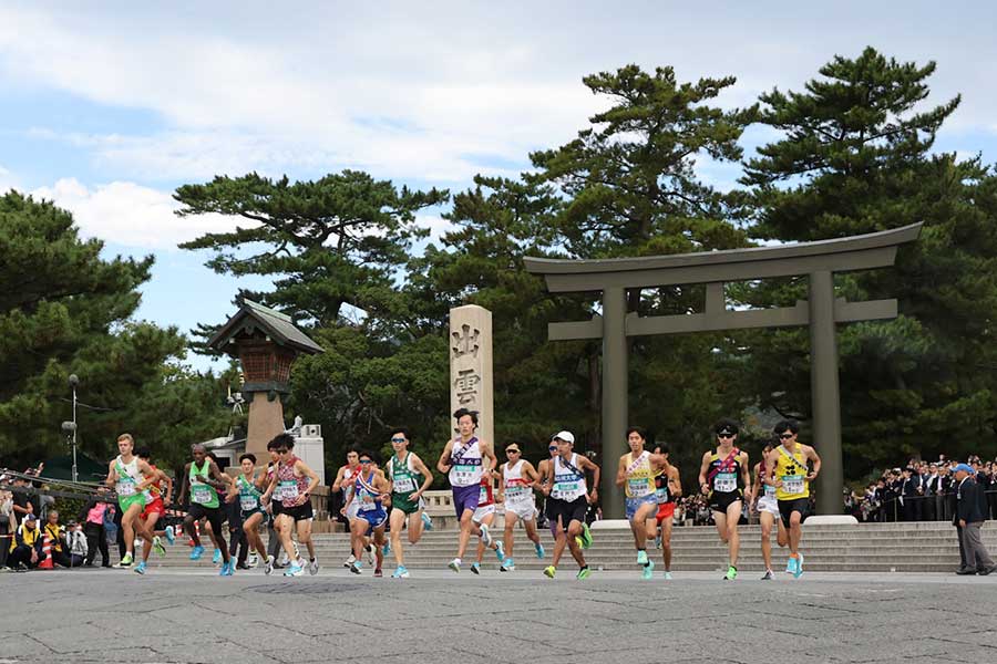 出雲駅伝でスタートする選手たち【写真:栗木一考】