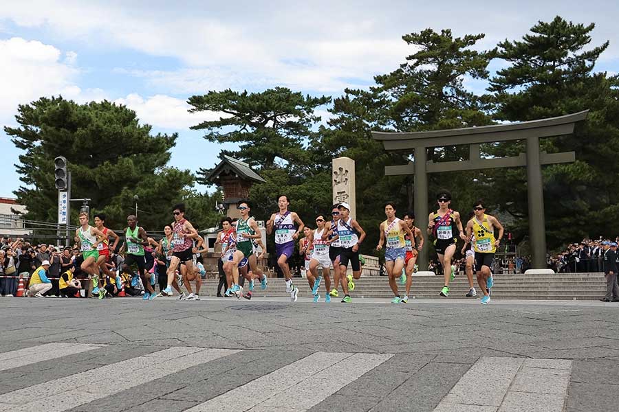 出雲駅伝でスタートする選手たち【写真:栗木一考】