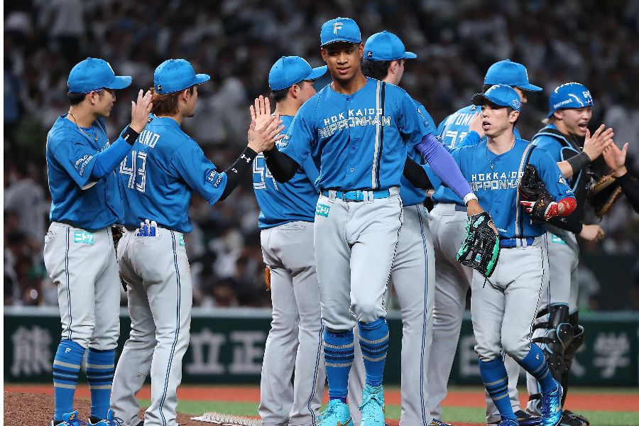 西武に勝利した日本ハム【写真:産経新聞社】