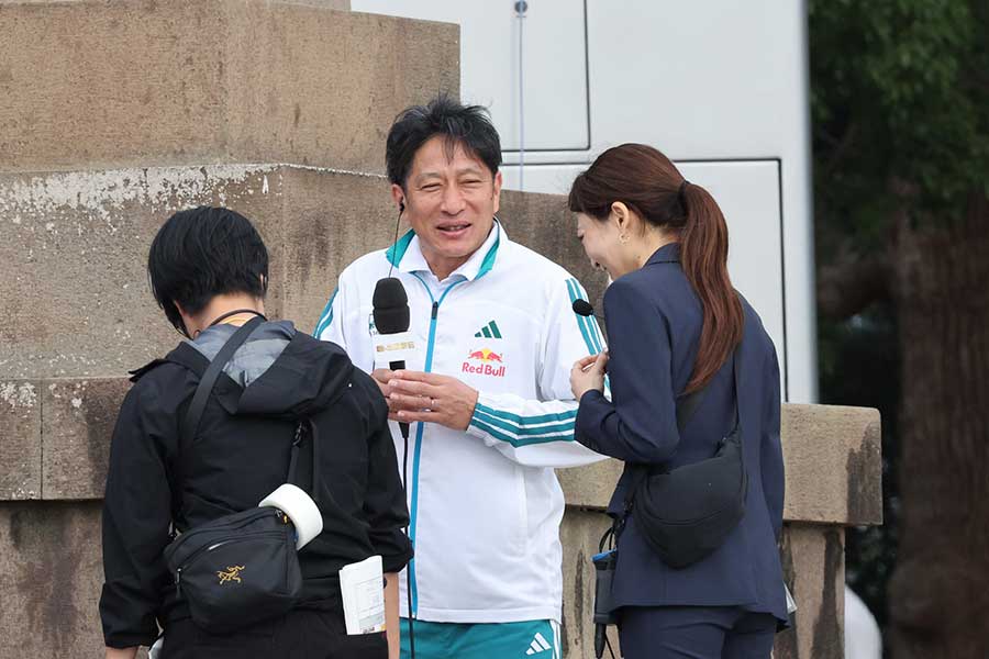 青学大の原晋監督（中央）【写真：栗木一考】
