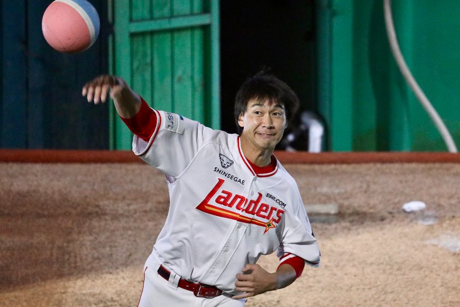 武田はドッジボールを使って準備する場面も【写真：羽鳥慶太】