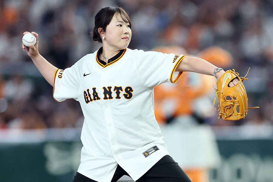 始球式に登場した竹田麗央【写真:産経新聞社】