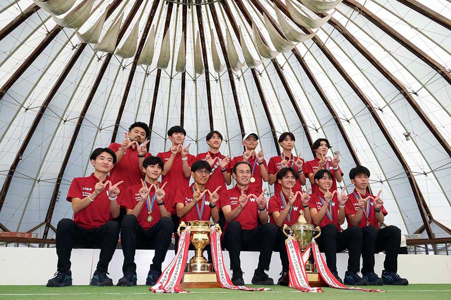 16年ぶり3度目の優勝を果たした早稲田大【写真：栗木一考】