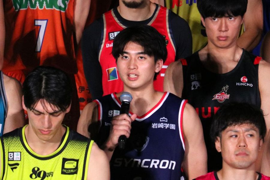 横浜ビー・コルセアーズの新井楽人(中央、写真は2025-26シーズンに撮影)【写真・編集部】