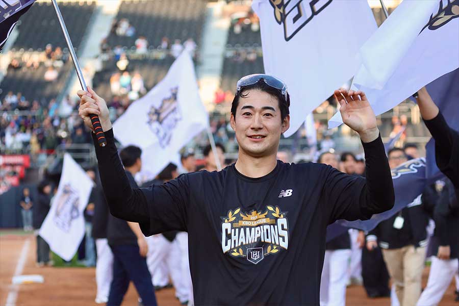 シーズン1位を祝うセレモニーで笑顔【写真:羽鳥慶太】